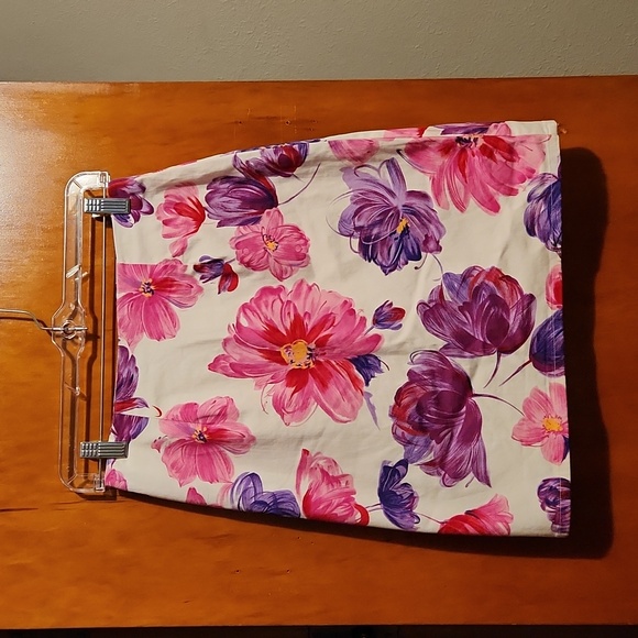 Sunny Leigh Dresses & Skirts - 🚨 10 for $10 Sunny Leigh Size 4 Floral Skirt
